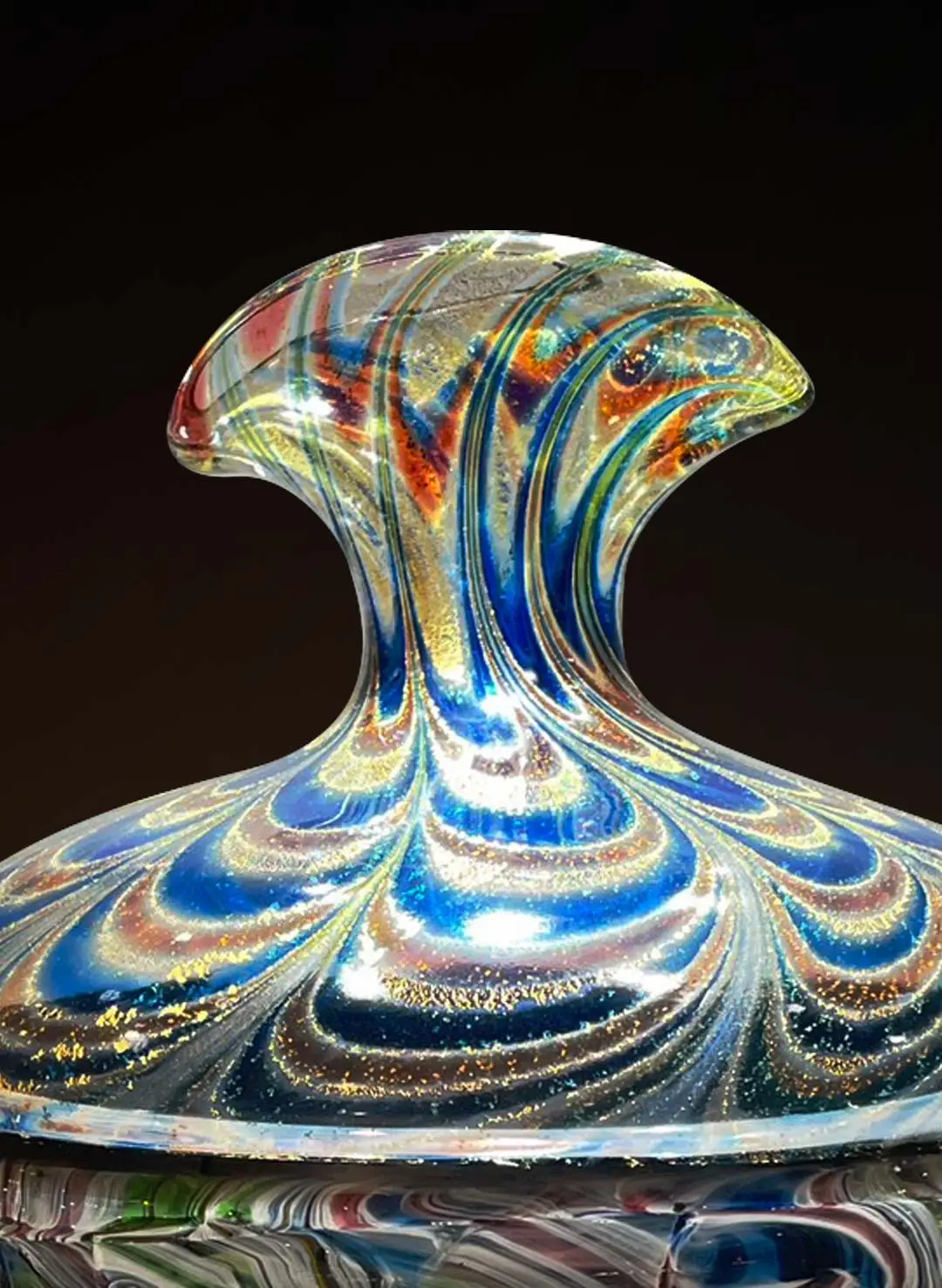 安井顕太〈從灰燼中飛出的鳳凰〉玻璃藝術作品，靈感來自J.K.羅琳從谷底翻身的故事。 Kenta Yasui’s glass artwork Phoenix from Ashes, inspired by J.K. Rowling’s story of rebirth and courage.