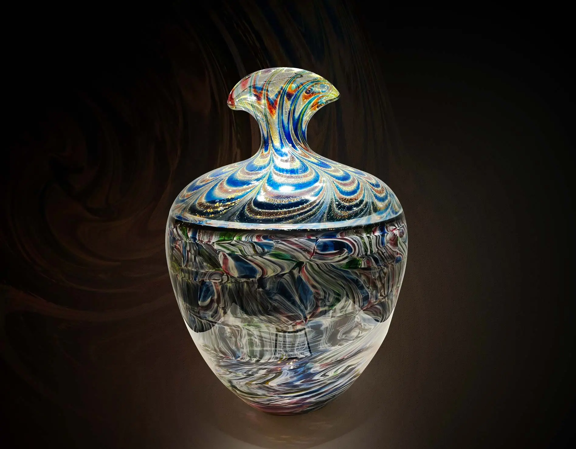 安井顕太〈從灰燼中飛出的鳳凰〉玻璃藝術作品，靈感來自J.K.羅琳從谷底翻身的故事。 Kenta Yasui’s glass artwork Phoenix from Ashes, inspired by J.K. Rowling’s story of rebirth and courage.