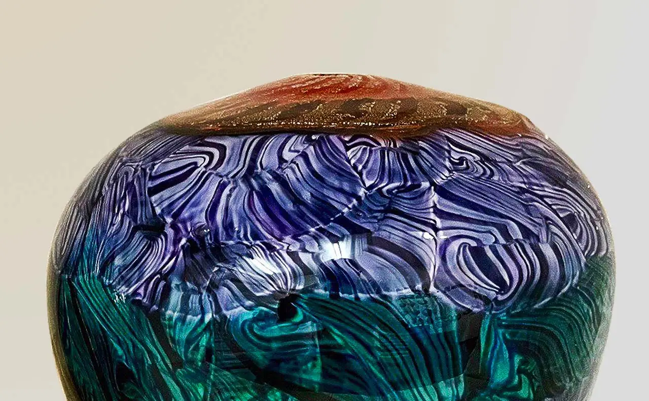 安井顕太〈渡溟〉玻璃藝術作品，融合侘寂美學與生命重生意象，展現紫與青交織的柔光之美。