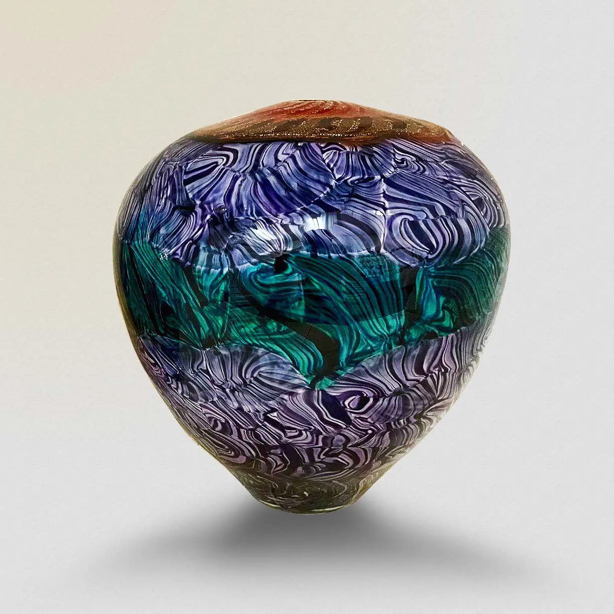 安井顕太〈渡溟〉玻璃藝術作品，融合侘寂美學與生命重生意象，展現紫與青交織的柔光之美。