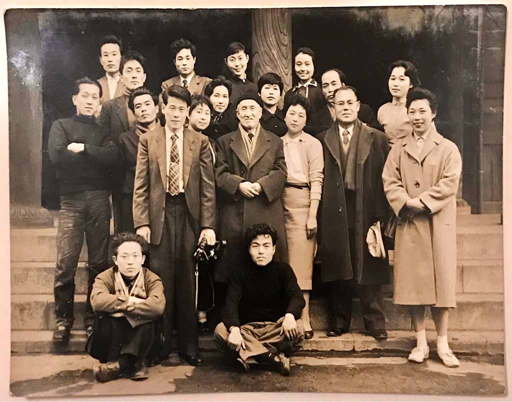 安井兵太先生｜東京藝術大學師生照 站姿第一排右四：教授，站姿第一排右三：前田香枝 女士，站姿第二排左一：安井兵太 先生
